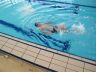 Hugo fait de la natation