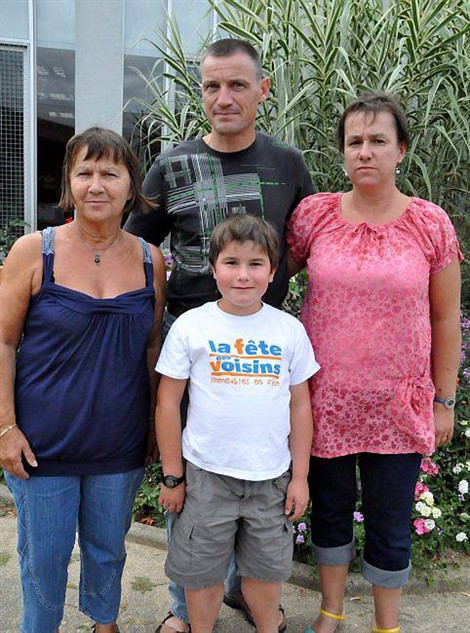 Hugo, ses parents et sa grand-mère Hugo, ses parents et sa grand-mère
